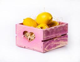 rijp citroen in houten doos Aan wit achtergrond foto