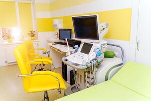 medisch uitrustingen voor ultrasoon diagnostiek in een kliniek kamer. modern echografie inrichting in een ziekenhuis. de concept van medisch inspectie. foto