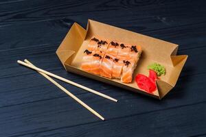 Philadelphia sushi broodjes met eetstokjes. zwart achtergrond. voedsel levering onderhoud. foto