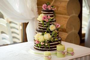 wit bruiloft taart met bloemen. bruiloft decoratie foto