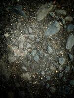 een verzameling van rotsen verspreide Aan de grond, variërend in maat, vorm geven aan, kleur, en textuur. foto