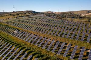 fotovoltaïsche panelen Bij zonne- boerderij foto