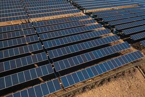 fotovoltaïsche panelen Bij zonne- boerderij foto