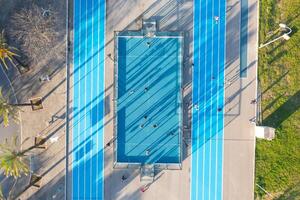 antenne visie van blauw kunstmatig Amerikaans voetbal en basketbal veld. foto