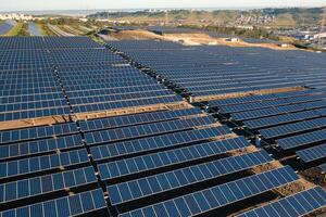 zonne- panelen Aan bouwland produceren groen energie voor huizen foto