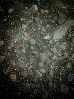 een verzameling van rotsen verspreide Aan de grond, variërend in maat, vorm geven aan, kleur, en textuur. foto