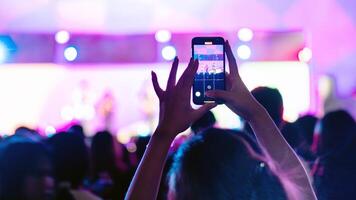 mensen Holding slim telefoon en opname en fotograferen in concert , silhouet van handen met mobiel , evenement achtergrond concept foto