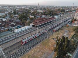 antenne visie van trein station in zonsondergang in de buurt weg in Indonesië foto