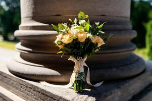 boeket van bruiloft rozen decoratie. huwelijk mooi boeket van bloemen. foto