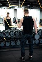 gespierd Mens hebben binnen- opleiding. geschiktheid bodybuilder training in de Sportschool. foto