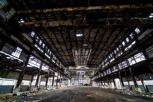 ruïnes van een oud fabriek. oud industrieel gebouw voor sloop foto