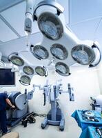 modern chirurgisch systeem. medisch robot. minimaal invasief robot chirurgie. medisch achtergrond foto