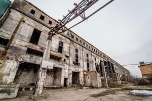 vernietigd verlaten fabriek na de oorlog, gebroken glas, verwoesting, beangstigend industrieel samenstelling foto