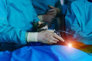 spinal chirurgie. groep van chirurgen in in werking kamer met chirurgie apparatuur. laminectomie. modern medisch achtergrond foto