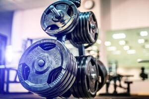 reusachtig pannekoeken voor een halter in een Sportschool. sport en gezond leven concept. reeks van pannekoeken Aan Sportschool achtergrond. sport uitrusting detailopname. foto