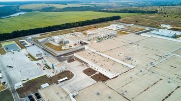 top visie van modern groot fabriek met wit gebouwen. industrieel complex. antenne visie. foto