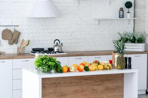 modern keuken Bij huis met gezond voedsel Aan de tafel. dieet concept. elegant interieur concept foto