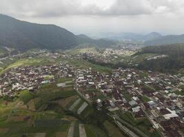 antenne visie van een afgelegen dorp tawangmangu, centraal Java, Indonesië foto