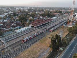 antenne visie van trein station in zonsondergang in de buurt weg in Indonesië foto