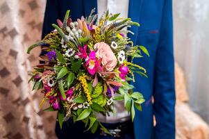 bruiloft bloemen voor speciaal evenement. dichtbij u visie van bruidegom Holding een boeket van bloemen in hand- foto