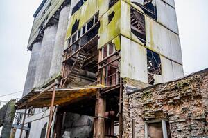vernietigd fabriek. oud industrieel gebouw voor sloop foto
