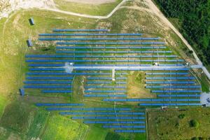 antenne zonne- fotovoltaïsch. industrieel landschap met verschillend energie bronnen. duurzame ontwikkeling foto