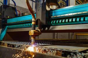 industrieel laser snijdend verwerken vervaardiging technologie van vlak vel metaal staal materiaal. speciaal laser snijder met vonken. foto