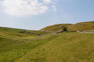 idyllisch platteland landschap met rollend groen heuvels en een Doorzichtig blauw lucht. foto