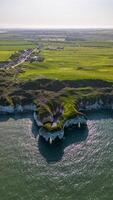 antenne visie van een weelderig groen kust- landschap met kliffen en zee in Flamborough, Engeland foto