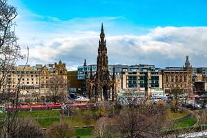 panoramisch visie van Edinburgh stadsgezicht met de Scott monument en historisch gebouwen onder een bewolkt lucht. foto