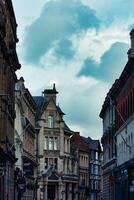 vreemd Europese straat met historisch architectuur onder een blauw lucht met pluizig wolken. foto