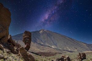 majestueus nacht lucht met melkachtig manier over- een sereen berg landschap in de teide, nationaal park, Tenerife foto