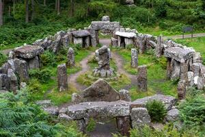 steen cirkel in een weelderig groen Woud instelling, lijkt op oude ruïnes of een mystiek druïde tempel. foto