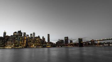 nabij visie van manhatten en de oosten- rivier- en de Brooklyn brug foto