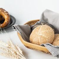brood in een mand Aan een tafel foto