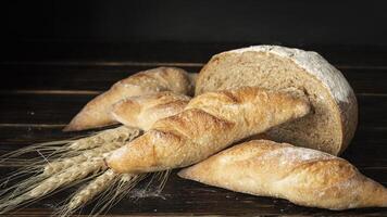 vers brood en tarwe Aan een houten tafel foto