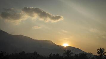 de zon is instelling over- een berg reeks foto