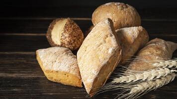 brood en tarwe Aan een houten tafel foto