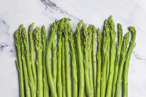 asperges Aan een marmeren achtergrond foto