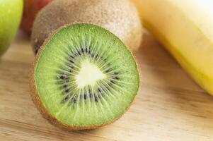 een kiwi fruit is besnoeiing in voor de helft foto