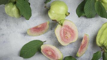 guava fruit met bladeren en besnoeiing omhoog stukken foto