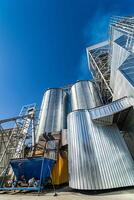 staal fabriek magazijn Aan blauw lucht. agrarisch tank van brandstof. buitenkant van lift. foto