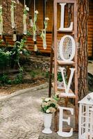 versierd Woud voor de bruiloft ceremonie. houten decoratie. groter liefde brieven foto
