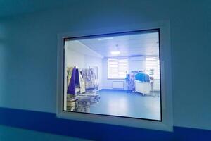 epidemie virus venster voor behandeling patiënten. medisch venster voor noodgeval afdeling in modern ziekenhuis. foto
