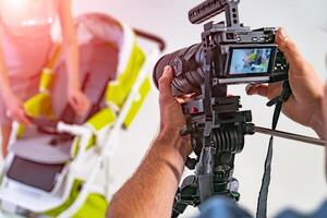 achter de schermen naar foto's maken in studio met professioneel foto camera