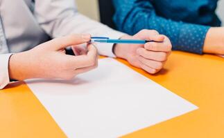 voorbereidingen treffen voor examens. leerling Holding potlood. onderwijs. progressief school- foto