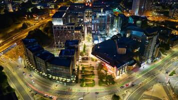 antenne nacht visie van een levendig stadsgezicht met verlichte straten en gebouwen in leed. foto