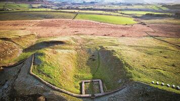 antenne visie van een landelijk landschap met kronkelend wegen en lapwerk velden Bij zonsondergang Bij plataan gat, Northumberland, uk. foto