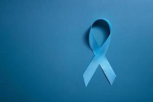 blauw lint op blauwe achtergrond symbool van wereld diabetes dag 14 november kopieer ruimte