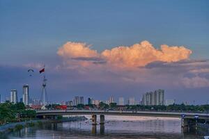 ho chi minh stad in zonsondergang. ho chi minh stad is de een van de ontwikkelde steden in Vietnam. reizen concept foto